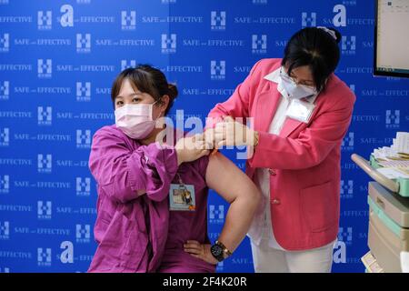 Un professionnel de la santé se vaccine avec le vaccin AstraZeneca contre Covid-19 à l'hôpital de Taipei City. Le personnel médical a reçu le premier vaccin AstraZeneca contre Covid-19 à l'hôpital de Taipei City. (Photo de Walid Berrazeg / SOPA Images / Sipa USA) Banque D'Images