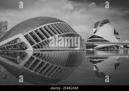 Vue sur la ville des arts et des sciences située à Valence, Espagne. Deux de ses bâtiments futuristes : l'Hemisferic et Palau de les Arts (Opéra). Banque D'Images