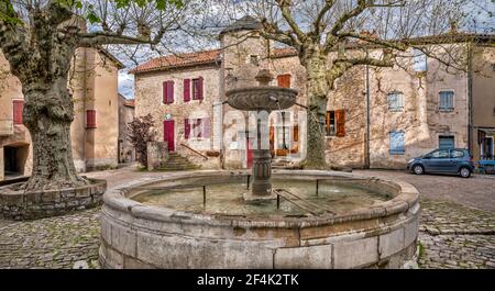 Place de la Fontaine dans le village de Sainte-Eulalie-de-Cernon, commune française, située dans le département de l'Aveyron et la région des Causses Banque D'Images
