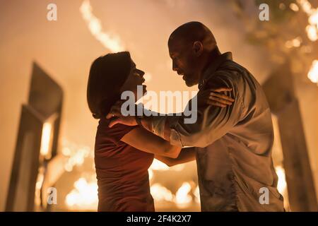 DWAYNE JOHNSON et NEVE CAMPBELL dans SKYSCRAPER (2018), dirigé par RAWSON MARSHALL THURBER. Copyright : usage éditorial uniquement. Aucune couverture de merchandising ou de livre. Il s'agit d'un document distribué publiquement. Droits d'accès uniquement, aucune licence de copyright fournie. Uniquement à reproduire en même temps que la promotion de ce film. Credit: LE DIVERTISSEMENT LÉGENDAIRE / FLYNN COMPAGNIE D'IMAGE / Album Banque D'Images