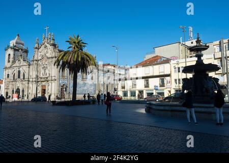 Les églises Carmo et Carmelitas combinées avec un mur de tuiles bleues, Porto, Portugal Banque D'Images