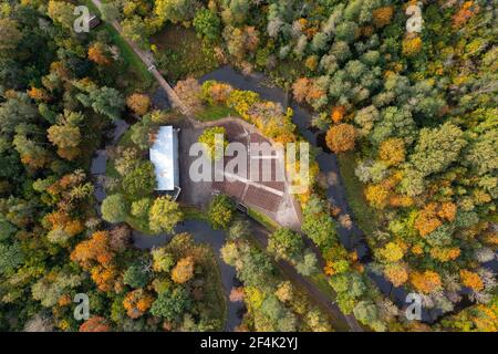 Paysage d'automne, vue depuis le haut du parc de la ville avec un vide scène en plein air, Dobele, Lettonie Banque D'Images