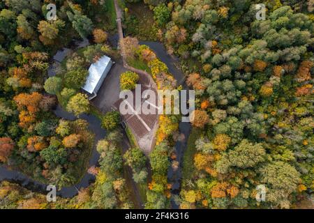 Paysage d'automne, vue depuis le haut du parc de la ville avec un vide scène en plein air, Dobele, Lettonie Banque D'Images