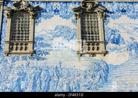 Le mur de carrelage bleu de l'église Carmo, qui fait partie des églises Carmo et Carmelitas combinées avec un mur de carrelage bleu, Porto, Portugal Banque D'Images