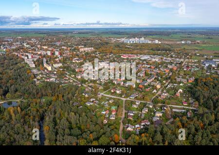 Vue depuis le dessus de la ville de Dobele en automne, zones résidentielles et privées, forêt et parcs, Lettonie Banque D'Images