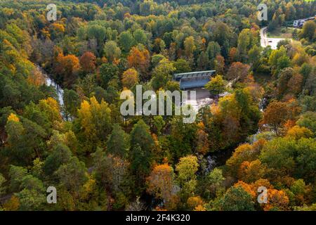 Paysage d'automne, vue depuis le haut du parc de la ville avec un vide scène en plein air, Dobele, Lettonie Banque D'Images