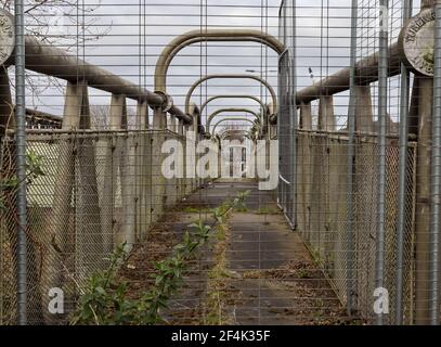 Un vieux pont ferroviaire est encorré pour la sécurité Banque D'Images