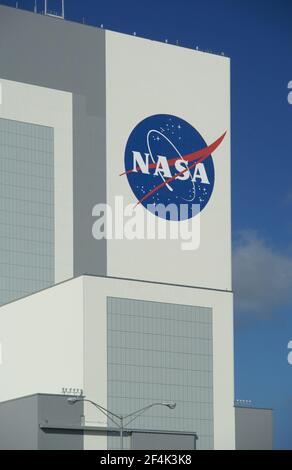 TITUSVILLE, ÉTATS-UNIS - 22 décembre 2009 : photo détaillée du logo de la NASA au bâtiment d'assemblage de véhicules du John F Kennedy Space Center sous un bleu Banque D'Images