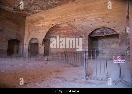PETRA, JORDANIE - 03 mars 2020 : Petra, Jordanie, 2020 mars : à l'intérieur de la tombe de l'Urn sur le site historique de Petra en Jordanie Banque D'Images