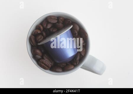 HAMBOURG, ALLEMAGNE - 25 janvier 2014 : grains de café et une dosette dans une tasse de café Banque D'Images