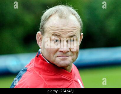 L'ÉQUIPE DE RUGBY D'ANGLETERRE TRAING À PENNYHILL PARK POUR LEUR MATCH AVEC L'AFRIQUE DU SUD. 15/11/2004 L'ENTRAÎNEUR D'ANGLETERRE ANDY ROBINSON PHOTO DAVID ASHDOWNRUGBY ANGLETERRE Banque D'Images