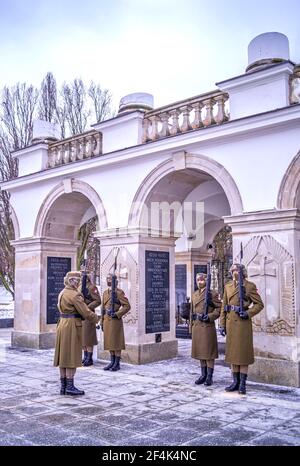 Pologne, Varsovie : cérémonie de la relève de la garde à la tombe du soldat inconnu. Banque D'Images