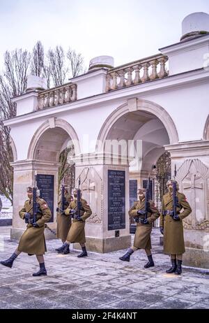 Pologne, Varsovie : cérémonie de la relève de la garde à la tombe du soldat inconnu. Banque D'Images