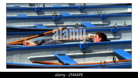 Un été magnifique... Prendre le soleil en attendant les clients James Maudin à Henley sur Thames.pic David Sandison 27/5/2005 Banque D'Images