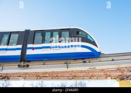 Le métro à grande vitesse sur le pont aérien arrive à la station Banque D'Images