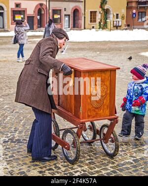 Un moulin à orgue se produit sur la place du marché de la Nouvelle-ville - la vieille ville de Varsovie, en Pologne. Banque D'Images