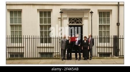 Gordon Brown sort sur 11 Downing St pour aller Et remettre son budget 2004 au Parlement.pic David Sandison 17/3/2004 Banque D'Images