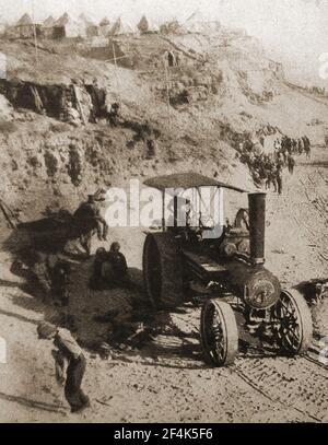 Première Guerre mondiale établissant un camp britannique à W Beach sur le Gallipoli Pedninsual à l'aide d'un tracteur à vapeur. Banque D'Images