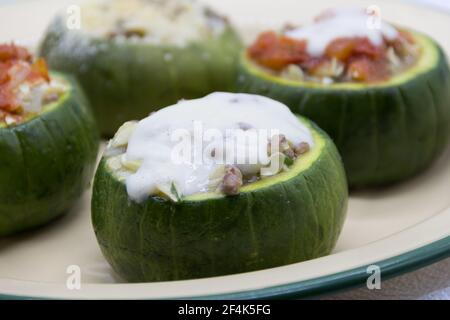 Courgettes farcies de viande et une variété de sauces. Gastronomie Argentine traditionnelle Banque D'Images