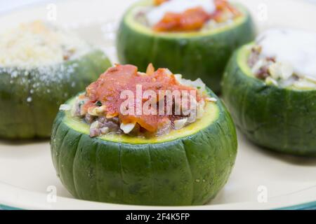 Courgettes farcies de viande et une variété de sauces. Gastronomie Argentine traditionnelle Banque D'Images