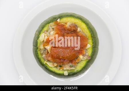 Courgettes farcies de viande et une variété de sauces. Gastronomie Argentine traditionnelle Banque D'Images