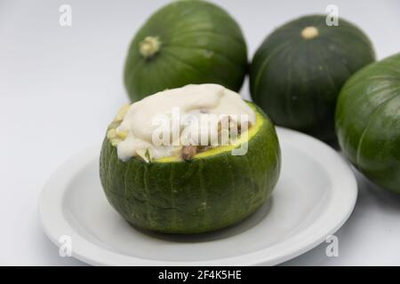 Courgettes farcies de viande et une variété de sauces. Gastronomie Argentine traditionnelle Banque D'Images