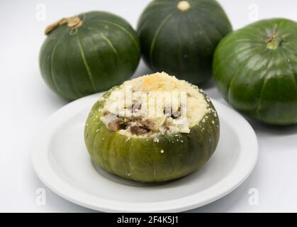 Courgettes farcies de viande et une variété de sauces. Gastronomie Argentine traditionnelle Banque D'Images