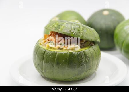 Courgettes farcies de viande et une variété de sauces. Gastronomie Argentine traditionnelle Banque D'Images