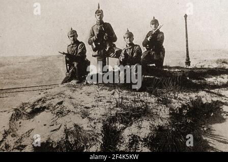Une photographie de presse de la première Guerre mondiale des soldats allemands en patrouille Une plage belge Banque D'Images
