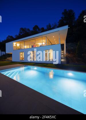 Maison moderne, extérieur la nuit, lumières allumées Banque D'Images