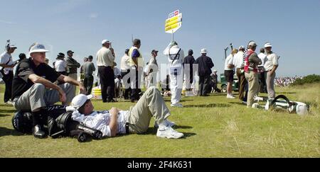 GOLF OUVERT ST ANDREWS 21/7/2000 2ÈME JOUR. ATTENDRE PAR LE 5ÈME TEE. PICTURE DAVID ASHDOWN.OPEN DE GOLF Banque D'Images