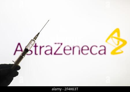 Bucarest, ROUMANIE - 15 mars 2021 : image éditoriale avec une dose du nouveau vaccin coronavirus COVID-19, avec le AstraZeneca lo Banque D'Images