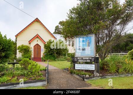 Avec sa cloche de cour d'église séparée et son toit en bois et en acier, l'église anglicane All Saints classée en 1911 à Bermagui est un modeste bâtiment Banque D'Images