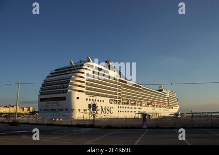 SYRACUSE, ITALIE - 11 mars 2021 : vue panoramique du navire de croisière MSC Poesia, amarré au port de Syracuse pendant la pandémie de Covid-19. Banque D'Images