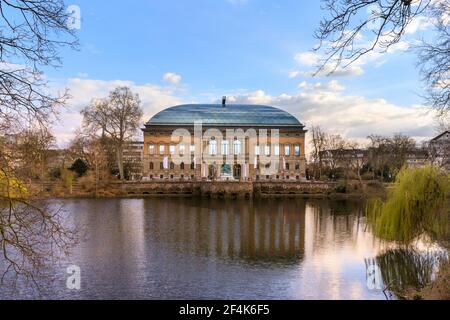 Kunsthalle K21 musée d'art à Ständehaus, façade extérieure avec Kaiserteich et parc, Düsseldorf, Allemagne Banque D'Images