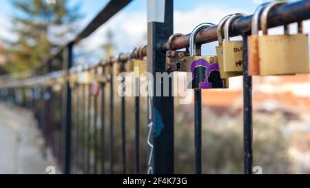 Cadenas en forme de cœur verrouillé sur la clôture Banque D'Images