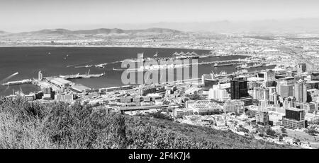 CAPE, AFRIQUE DU SUD - 13 mars 2021 : Cape Town, Afrique du Sud - 15 octobre 2019 : vue en hauteur du port du port du Cap et du quartier central des affaires Banque D'Images