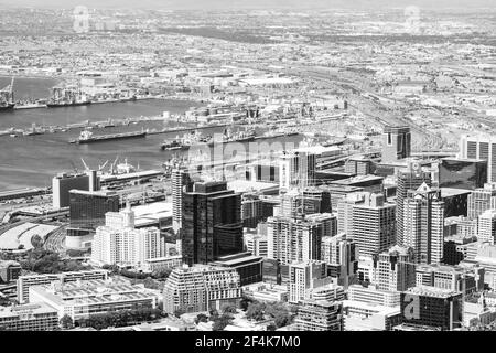 CAPE, AFRIQUE DU SUD - 05 janvier 2021 : Cape Town, Afrique du Sud - 15 octobre 2019 : vue en hauteur du port du port de Cape Town et du quartier central des affaires Banque D'Images