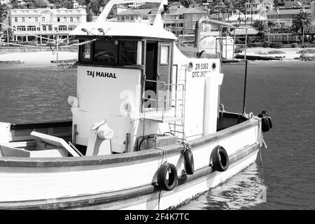 CAPE, AFRIQUE DU SUD - 05 janvier 2021: Cape Town, Afrique du Sud - 13 2019 mars: Petits bateaux de pêche dans le port de Kalk Bay Banque D'Images