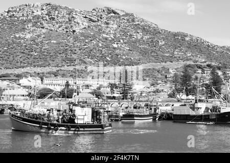 CAPE, AFRIQUE DU SUD - 05 janvier 2021: Cape Town, Afrique du Sud - 13 2019 mars: Petits bateaux de pêche dans le port de Kalk Bay Banque D'Images