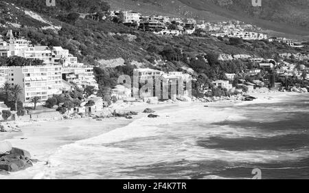 CAPE, AFRIQUE DU SUD - 05 janvier 2021 : Cape Town, Afrique du Sud - 15 octobre 2019 : vue sur Clifton Beach et les appartements du Cap en Afrique du Sud Banque D'Images