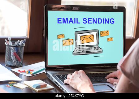 Écran d'ordinateur portable affichant un concept d'envoi d'e-mails Banque D'Images