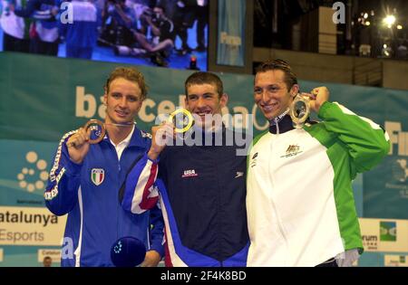 Médaille d'or Michael Phelps USA, Ian Thorpe AUS médaille d'argent, et Massimiliano Rosolino ITA, au Championnat du monde de natation, à Barcelone en 2003. Banque D'Images