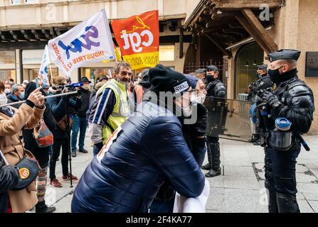 Un millier de personnes, plus de 90% des employés de l'usine Bosch d'Onet-le-Château, dont les emplois sont menacés, marchent dans les rues de Rodez, France, le 19 mars 2021. La direction de Bosch France prévoit l'élimination de 750 emplois d'ici 2025 sur le site d'Aveyron, qui compte actuellement 1,250 employés. Photo de Tourneret F/ANDBZ/ABACAPRESS.COM Banque D'Images