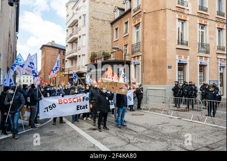 Un millier de personnes, plus de 90% des employés de l'usine Bosch d'Onet-le-Château, dont les emplois sont menacés, marchent dans les rues de Rodez, France, le 19 mars 2021. La direction de Bosch France prévoit l'élimination de 750 emplois d'ici 2025 sur le site d'Aveyron, qui compte actuellement 1,250 employés. Photo de Tourneret F/ANDBZ/ABACAPRESS.COM Banque D'Images