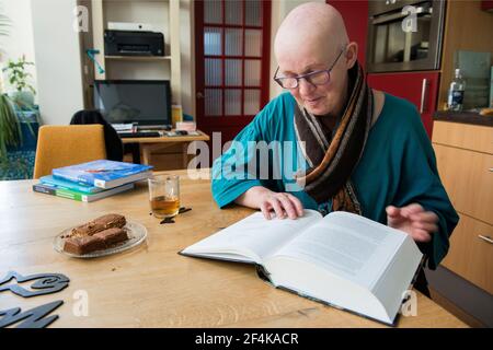 Femme adulte mature avec AEC du syndrome de Hay Wells, un défaut génétique provoquant la croissance anormale, défectueuse de la peau, des ongles et des cheveux. La condition médicale connexe est le syndrome EEX ou l'ectrodactylie. Elle travaille en tant que Freelance, Psycho social Therapist, soutenant d'autres personnes qui font face à des questions si la vie. Banque D'Images