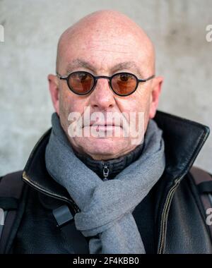 Rotterdam, Pays-Bas. Portrait d'un homme d'âge moyen balding, wearig verres en face d'un pilier en béton. Banque D'Images