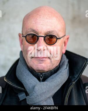 Rotterdam, Pays-Bas. Portrait d'un homme d'âge moyen balding, wearig verres en face d'un pilier en béton. Banque D'Images