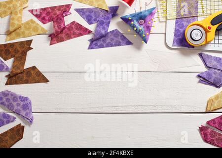 Morceaux de tissu cousus dans la forme de la lettre Z, piles de morceaux de tissu multicolore, coussin de broche, accessoires de courtelage sur une surface blanche Banque D'Images