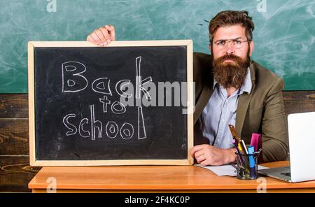 Bienvenue. L'enseignant ou le directeur de l'école accueille avec inscription au tableau noir de retour à l'école. L'enseignant accueille les nouveaux élèves pour entrer dans l'enseignement Banque D'Images